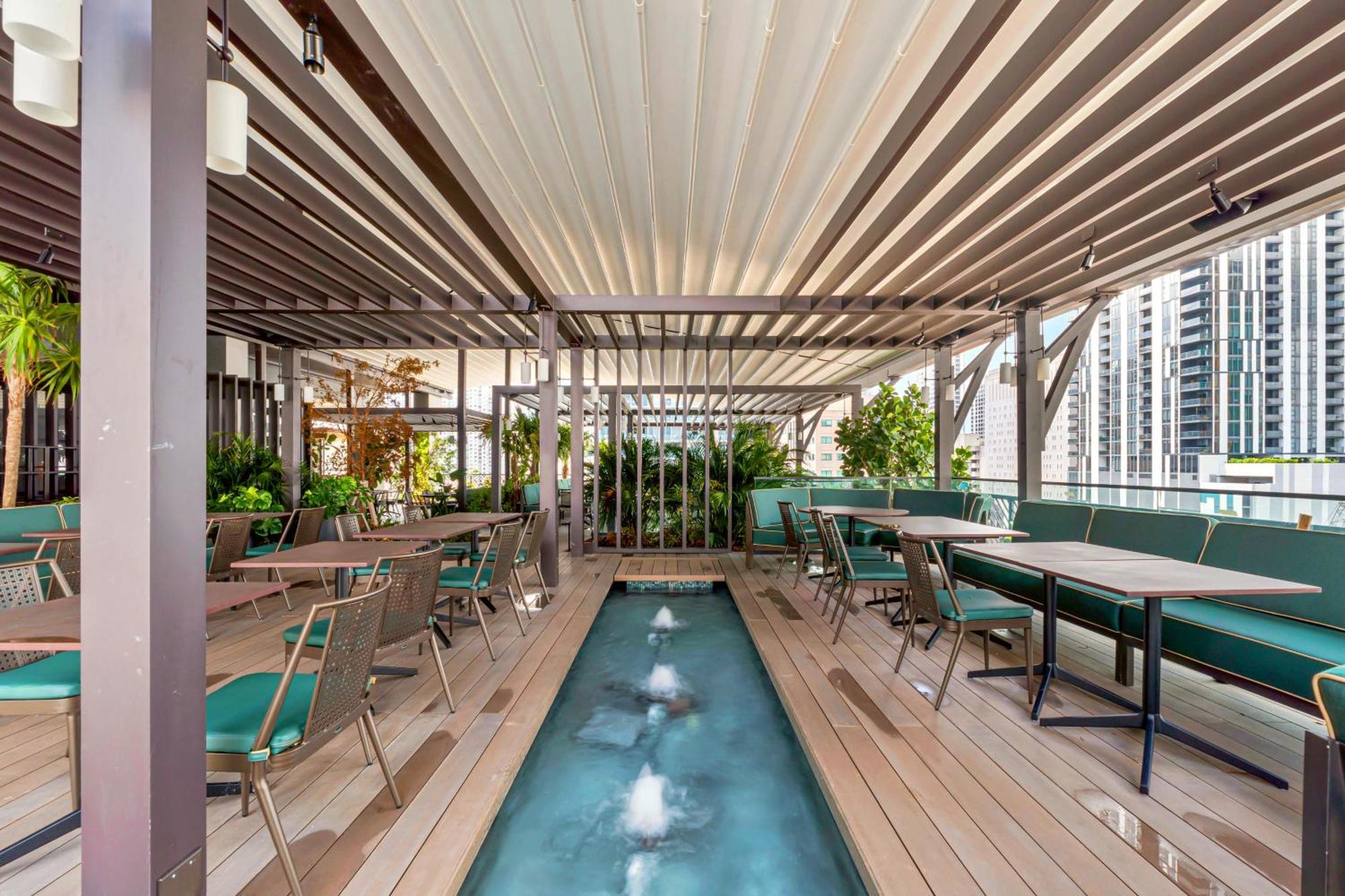 From 43th Floor A Luxury Awaits For You! *