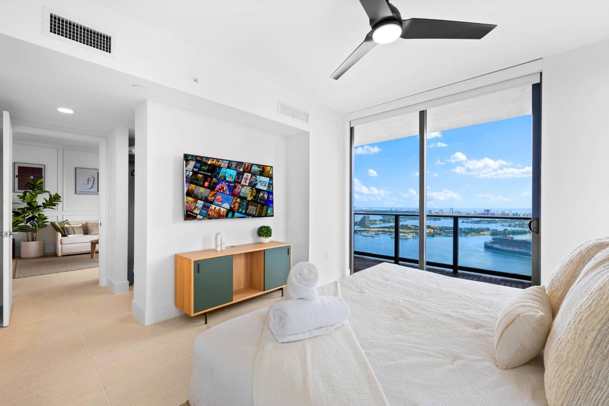 Apartment From 43th Floor A Luxury Awaits For You!