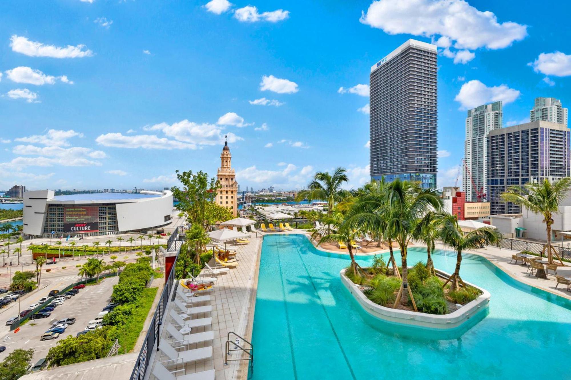 From 43th Floor A Luxury Awaits For You! *