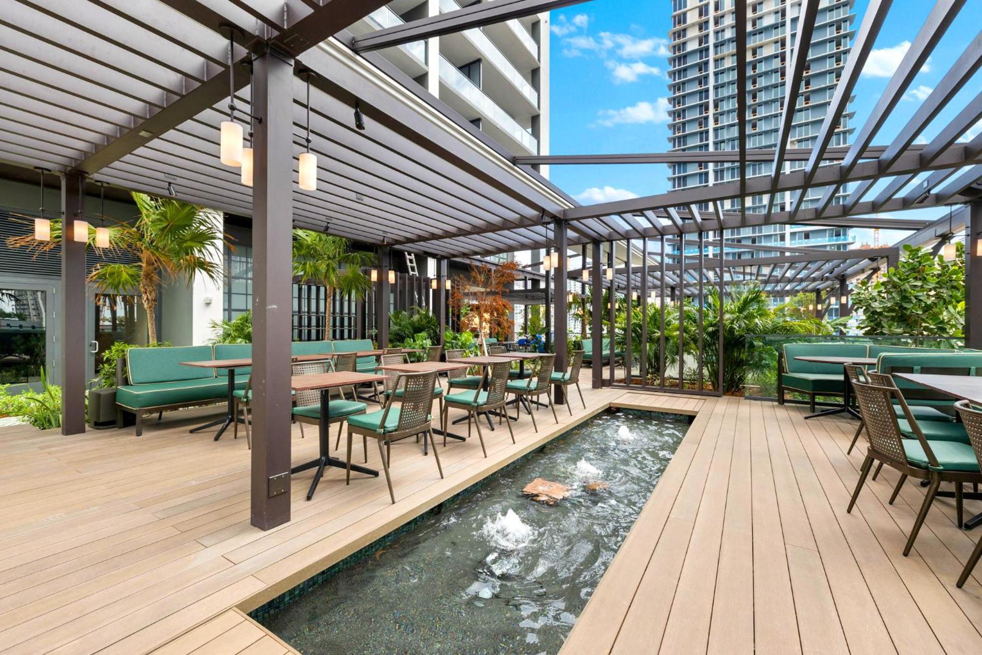 From 43th Floor A Luxury Awaits For You! Apartment