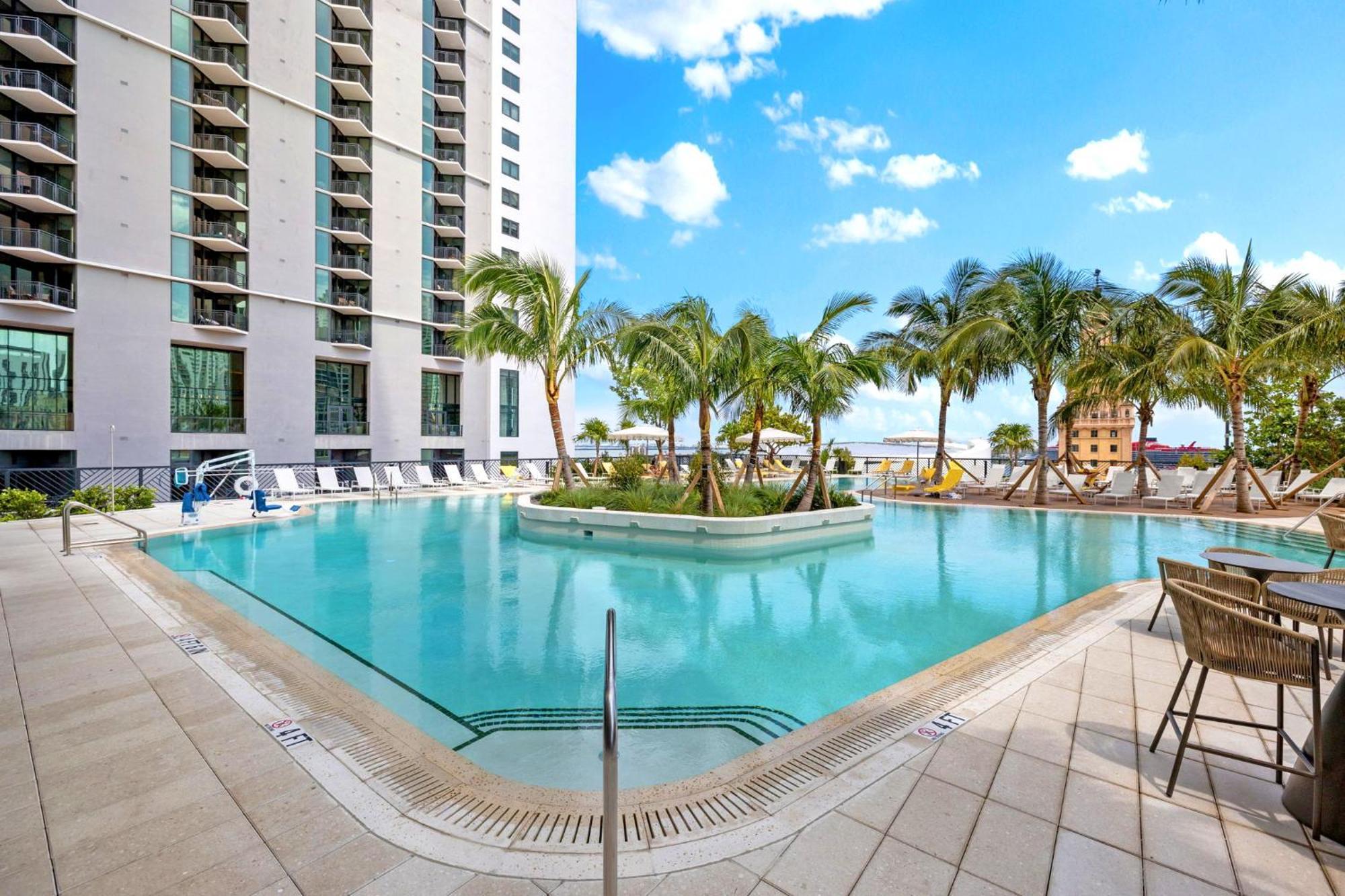 From 43th Floor A Luxury Awaits For You! Apartment *