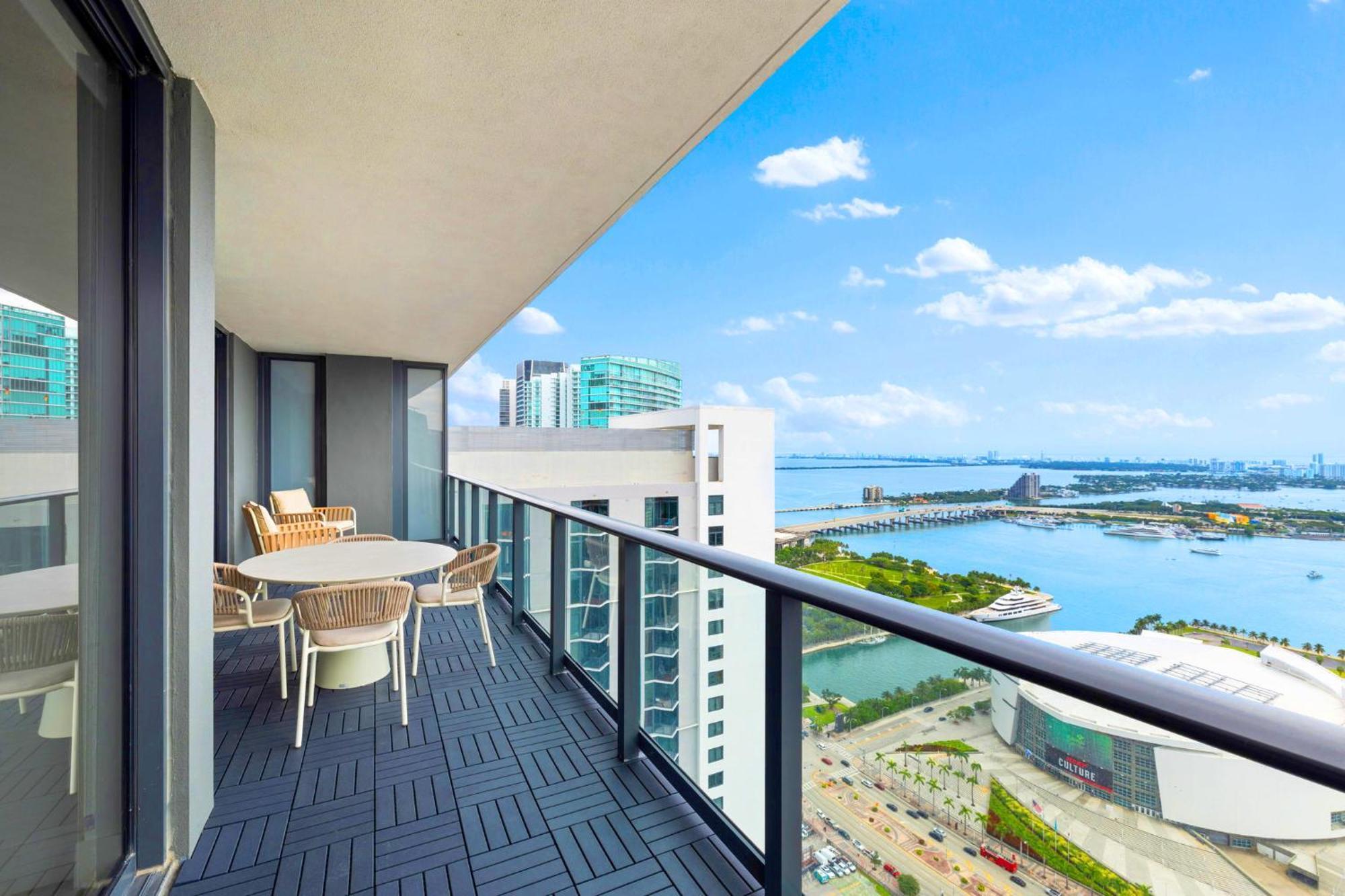 From 43th Floor A Luxury Awaits For You! Miami