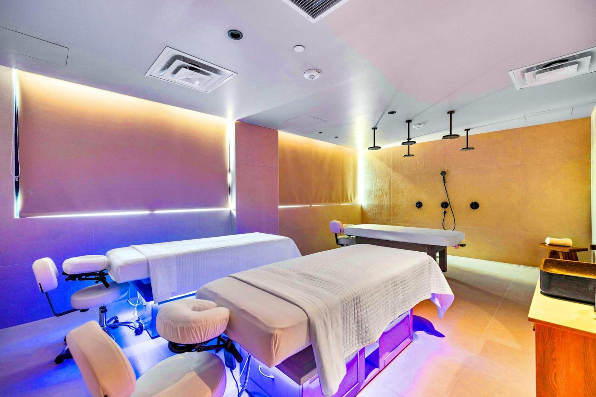 From 43th Floor A Luxury Awaits For You! Miami
