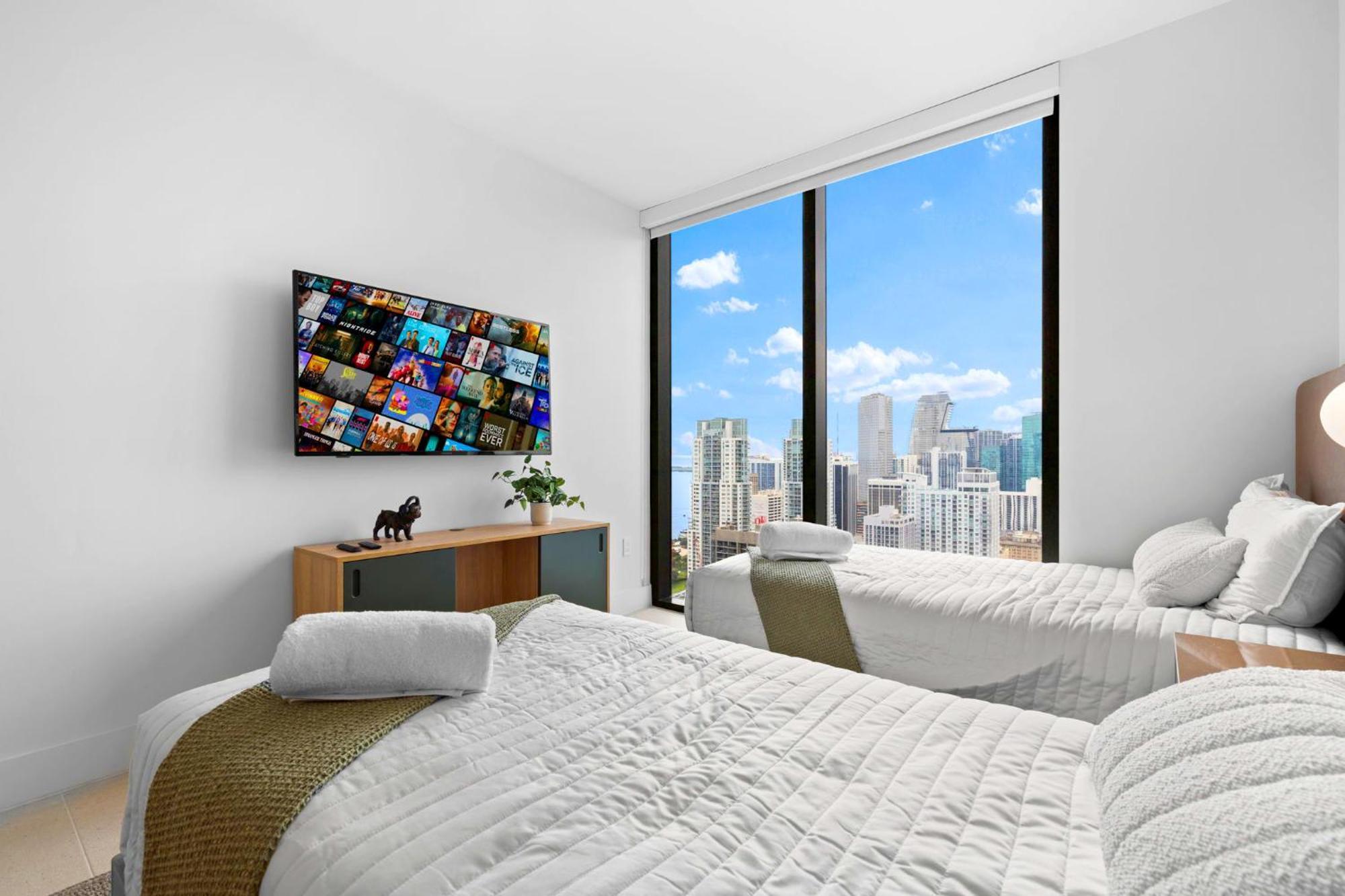 Apartment From 43th Floor A Luxury Awaits For You!