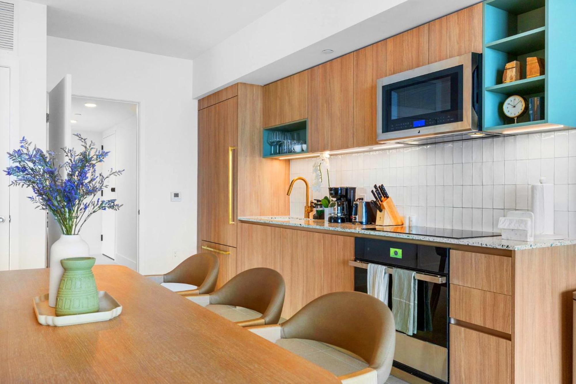 Apartment From 43th Floor A Luxury Awaits For You! *