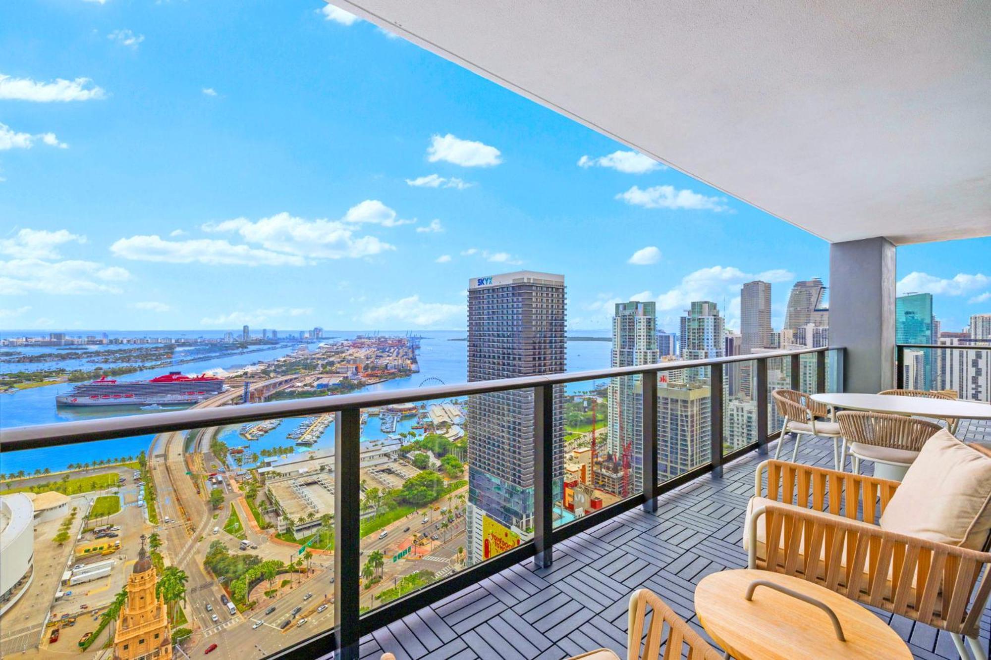 From 43th Floor A Luxury Awaits For You! Apartment